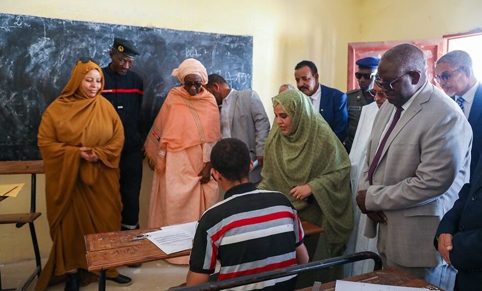 انطلقت اليوم الأحد، من مباني ثانوية عرفات (2) بنواكشوط، منافسات الدور النهائي من مسابقة أولمبياد العلوم، لنيل جائزة رئيس الجمهورية للعلوم.