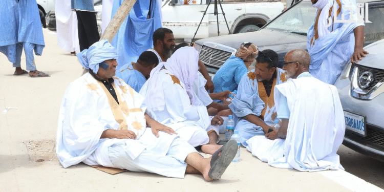 اعتصم العشراتُ من ملاك ورش لبِـن البناء اليوم الثلاثاء أمام مبنى الوزارة الأولى، احتجاجًا على قرارات قالوا إنها تمنع تشغيل اليد العاملة الأجنبية، دون توفير بدائل لها.