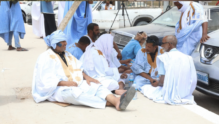 اعتصم العشراتُ من ملاك ورش لبِـن البناء اليوم الثلاثاء أمام مبنى الوزارة الأولى، احتجاجًا على قرارات قالوا إنها تمنع تشغيل اليد العاملة الأجنبية، دون توفير بدائل لها.