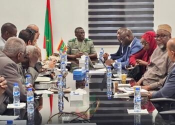 وفد من المدرسة الإقليمية للملاحة الجوية يزور مركز القيادة والمراقبة والمعلومات